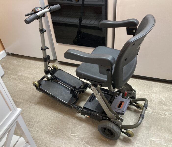 Luggie folding power scooter