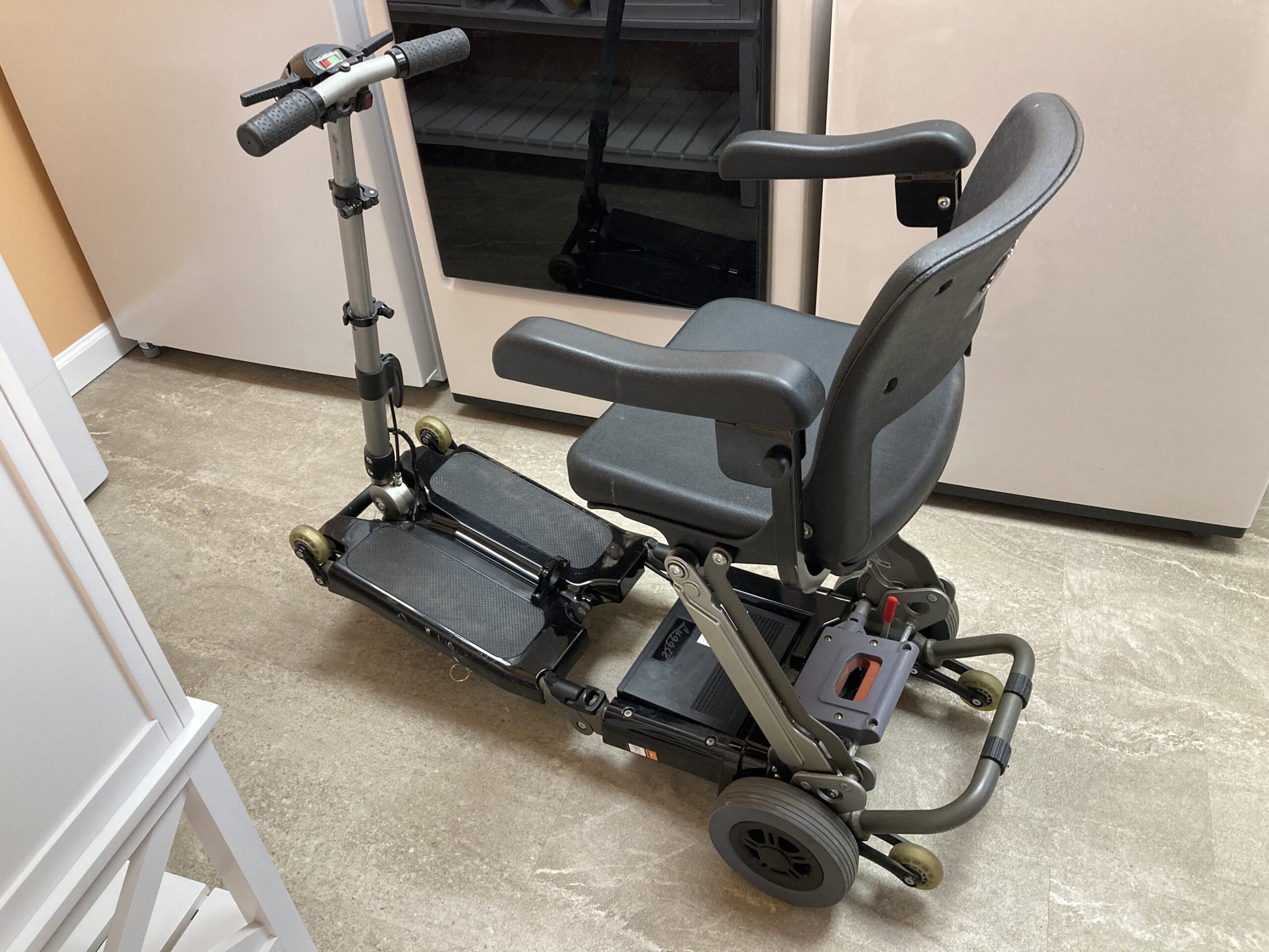 Luggie folding power scooter
